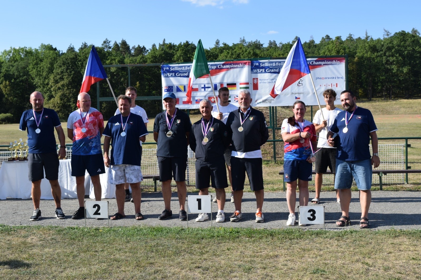Il podio della gara a squadre PT3 al Gran Premio Internazionale di Brno
