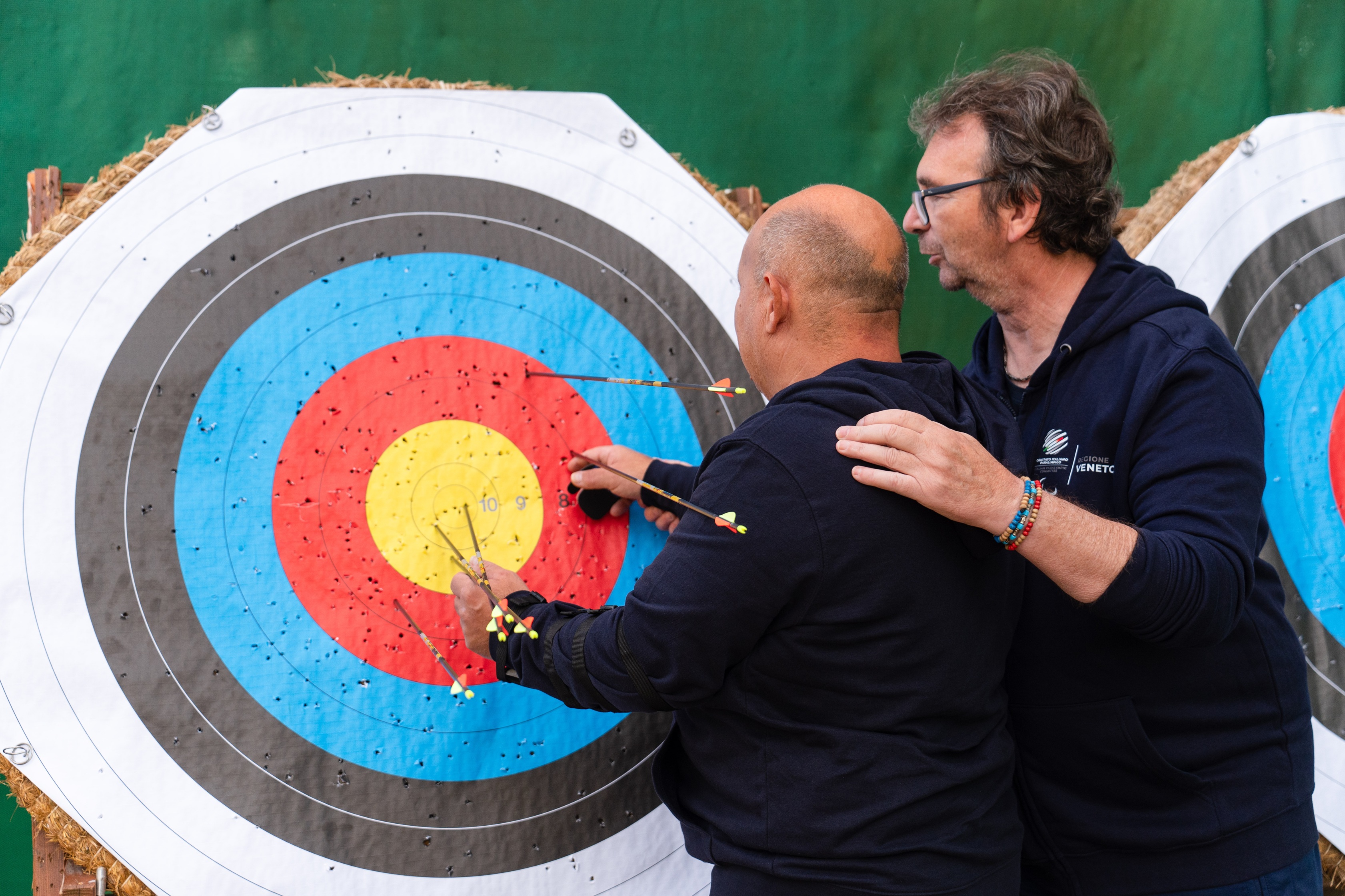 tiro con l'arco_tecnico che aiuta allievo