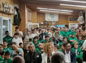 Atleti e famiglie alla presentazione delle squadre di rugby nella città di Ancona