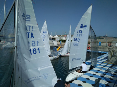 Liberi nel Vento, e dopo la Regata di ieri oggi in acqua i 2.4mr gli studenti...