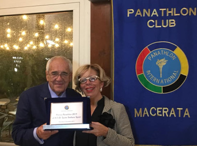 Il Presidente del Santo Stefano Sport Mario Ferraresi riceve il premio 2019 d...