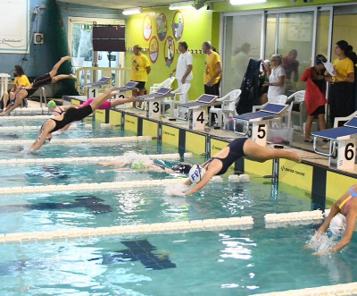 Campionati Fisdir nuoto: a Colle Val d'Elsa fioccano le medaglie per le atlet...