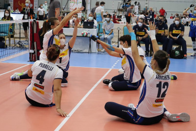 Europei di sitting volley: le azzurre vincono il match d'esordio contro l'Ola...