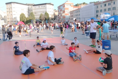 Prove di sitting volley in Piazza Pertini