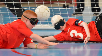 immagine di due bambini che giocano a torball